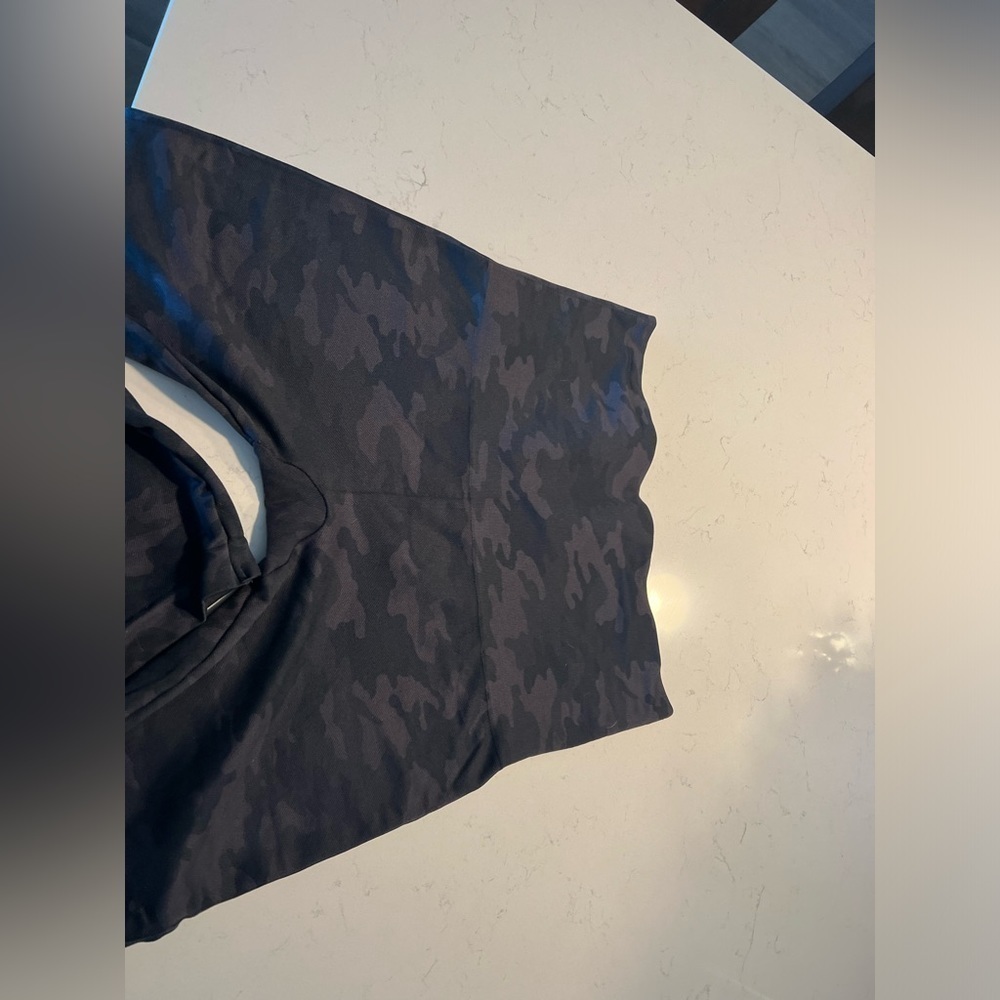 Spanx Cropped Look at Me Now Black Camo Leggings size 1X - Picture 5 of 14